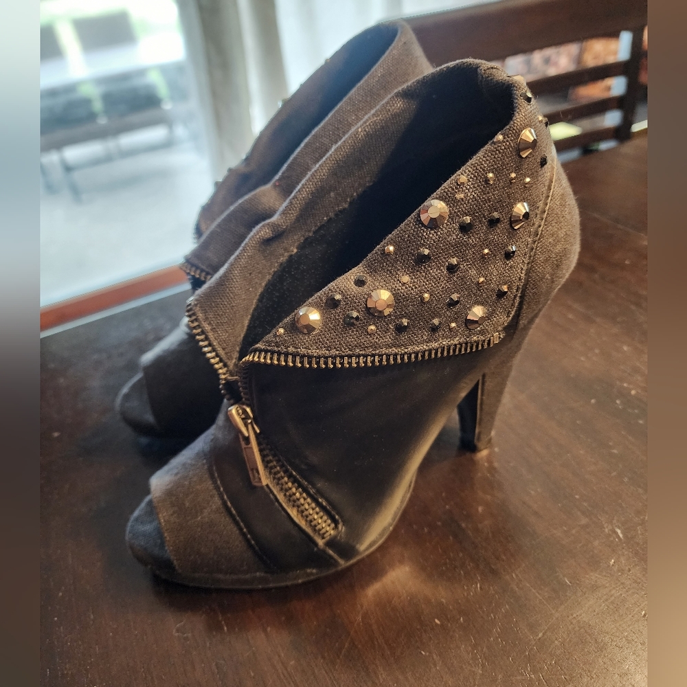 Buckle Sole High Heels,Like New, Size 6